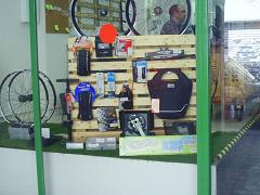 recambios accesorios en escaparate taller de la bicicleta